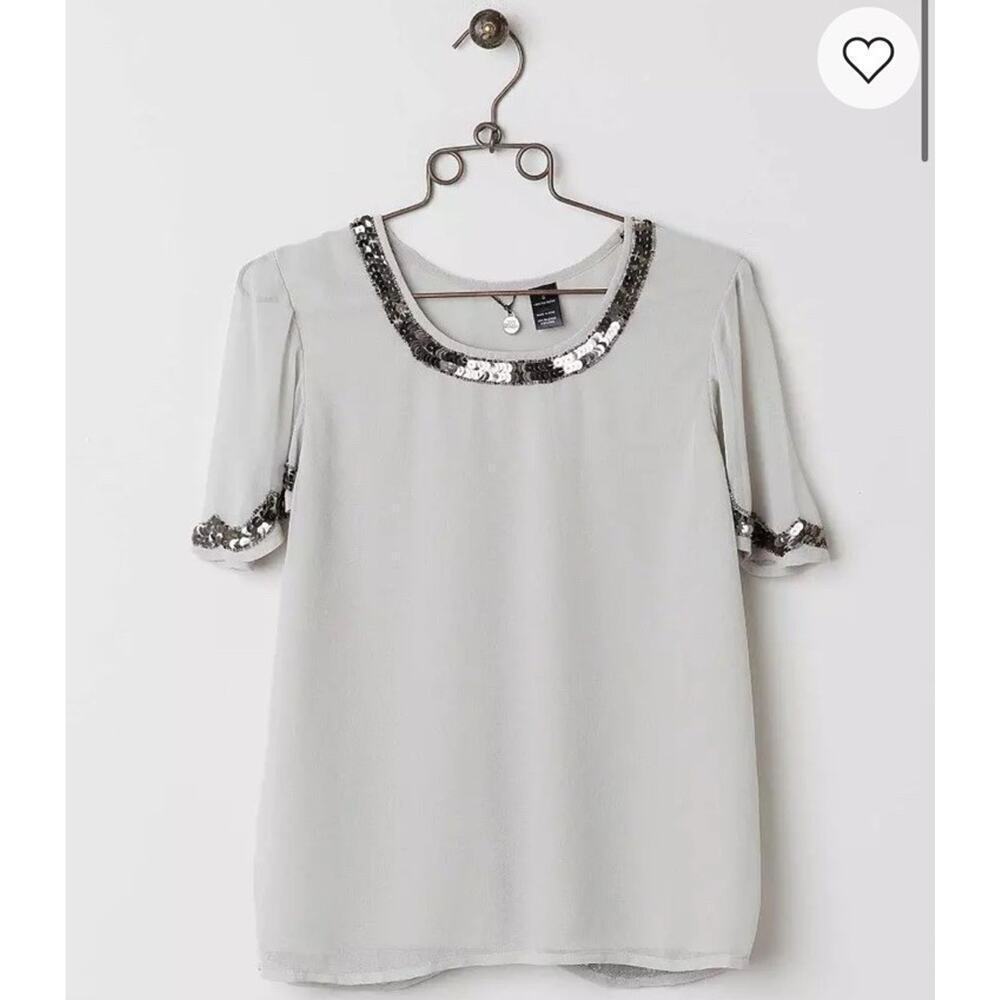 Buckle BKE Boutique Embellished Top Woman’s Size S Light Grey Style BTQW1510A